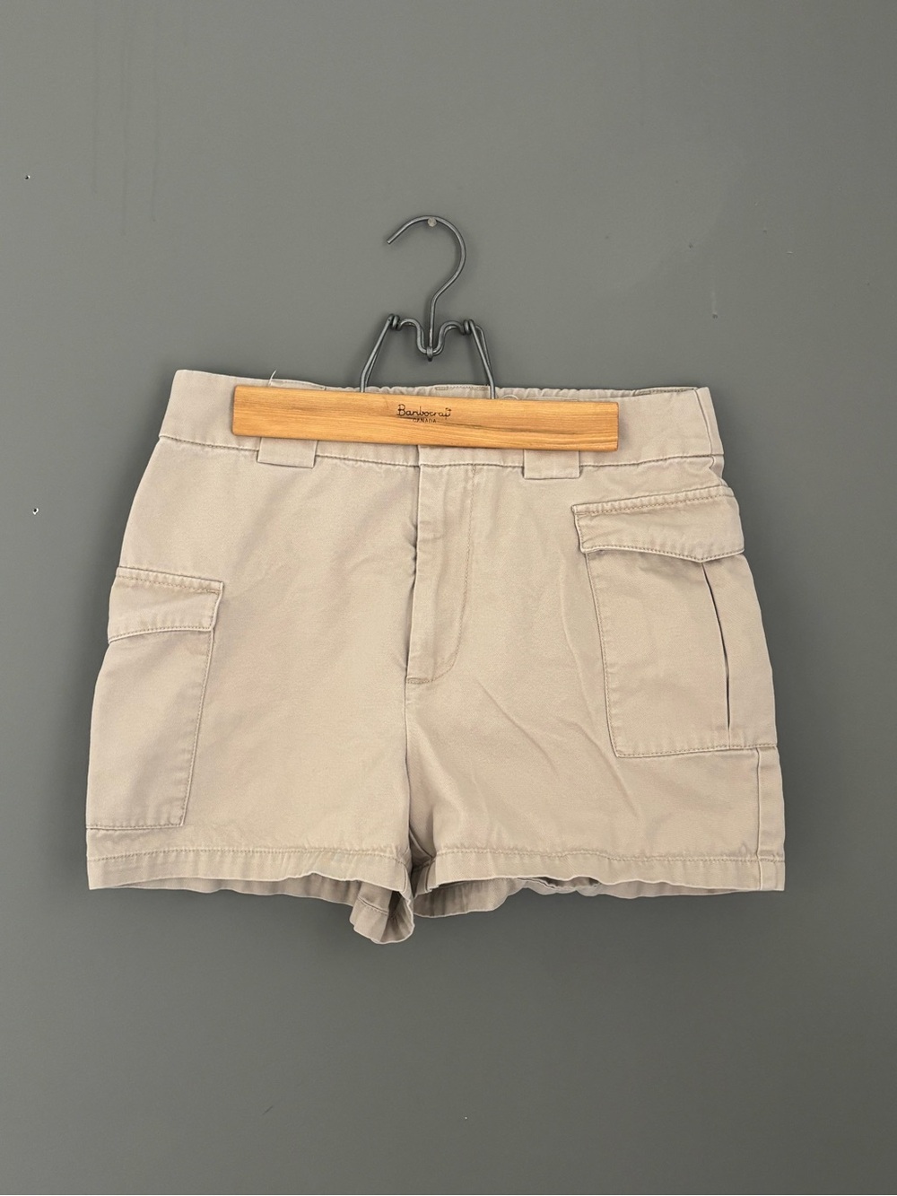 Aritzia TNA Beige Utility Cargo Women’s Shorts | Size M